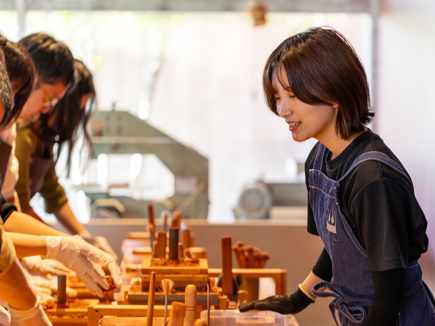 【伝統を、世界へ。】　にぎやかな観光施設でのおもてなしスタッフ　体験サポート